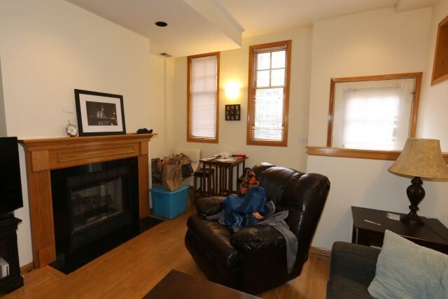 Building Photo - 921 W Wolfram St Unit J09P
