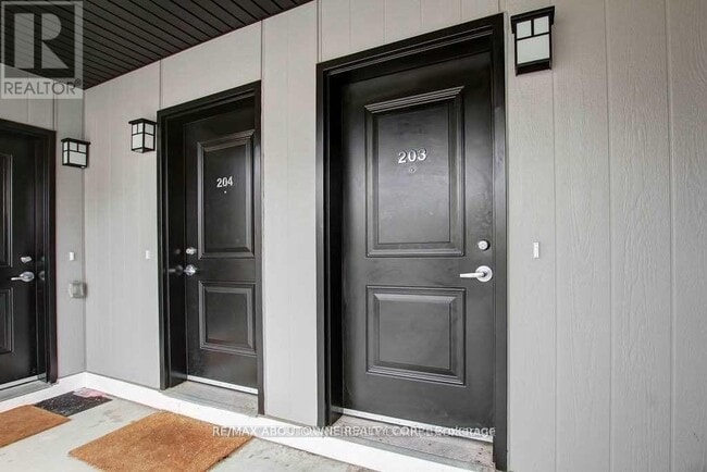 Photo - 1202 Main St E