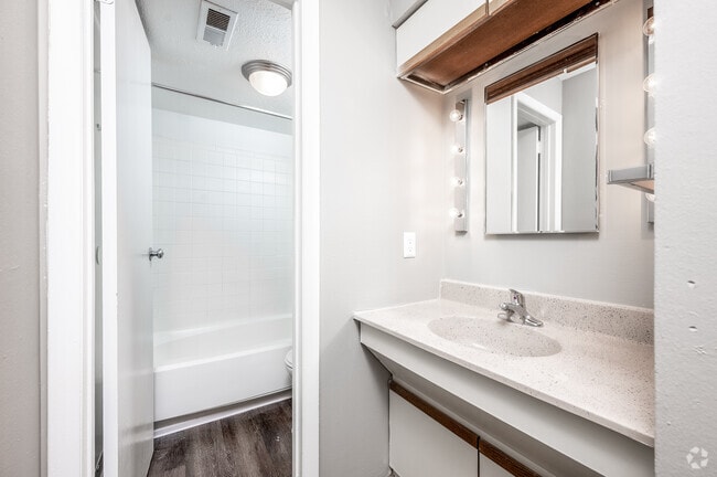 2BR, 2BA - 888SF - Primary Bathroom