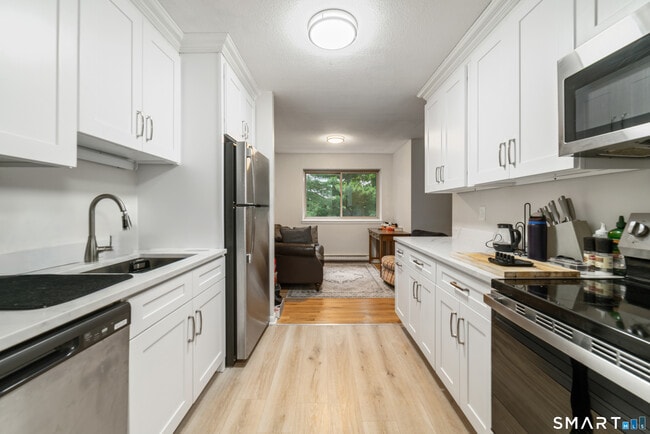 Building Photo - 1700 Broadbridge Ave Unit B33