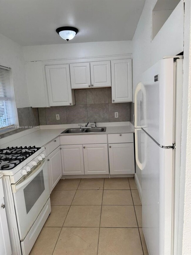 Building Photo - 1820 Funston St Rental