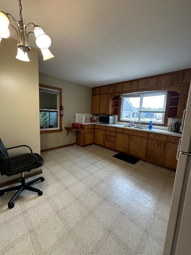 4 Bed 2 Bath with AC close to UWEC!