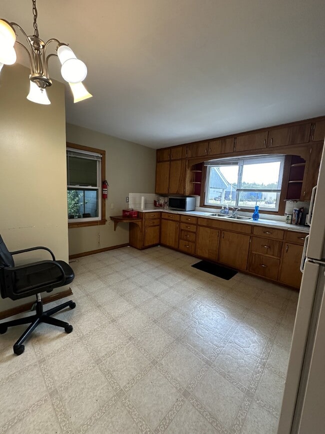Photo - 4 Bed 2 Bath with AC close to UWEC!