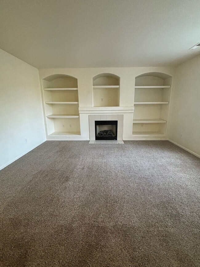 3 Bed 2 Bath Condo, Available NOW! MileS... Condo for Rent in