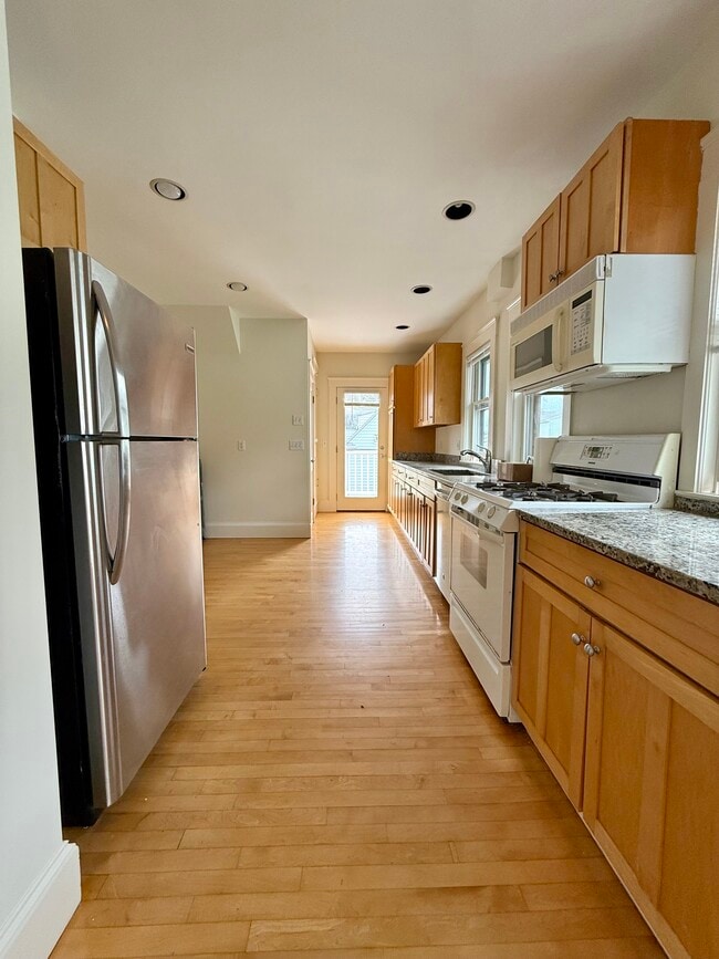 Building Photo - 68 Putnam St Unit #2 Rental