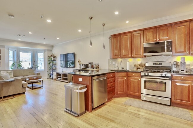 Building Photo - 421 Jackson St Unit 1