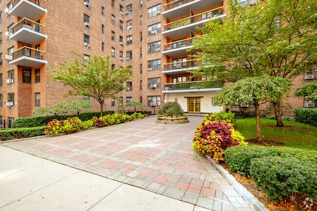 Photo - 6776 Booth St