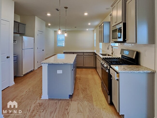 Photo - 1568 Banham Dr