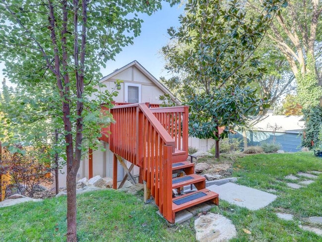 Photo - 1427 E Hays St Unidad ID1324056P