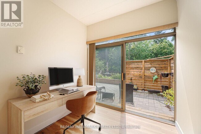 Photo - 249 Major Mackenzie Dr E Unité 105