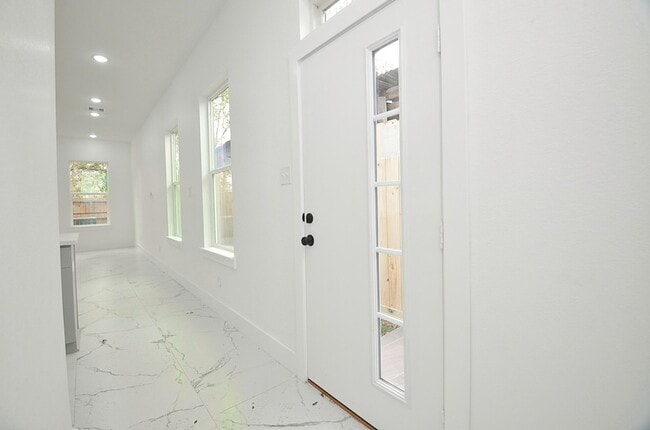 Photo - 9312 Waller St