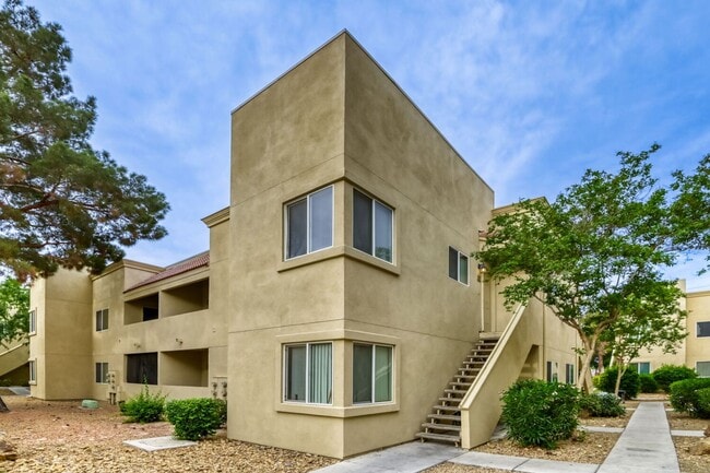 Building Photo - A Spacious and Stylish 2 Bed / 2 Ba Condo Gated Community