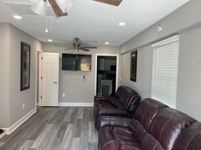 Photo - 1906 Karen Ln