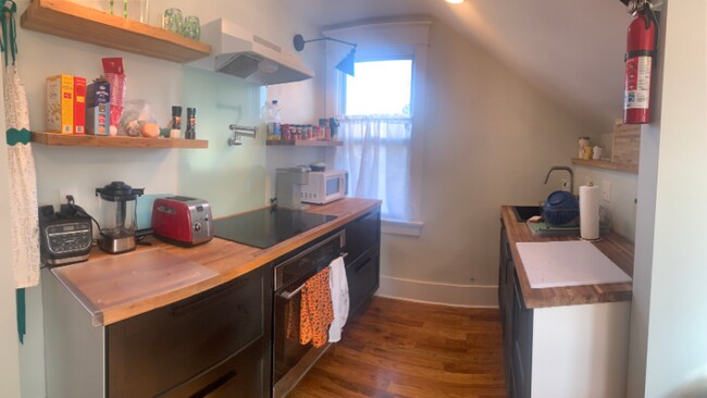 Photo - 3247 Gillham Plaza