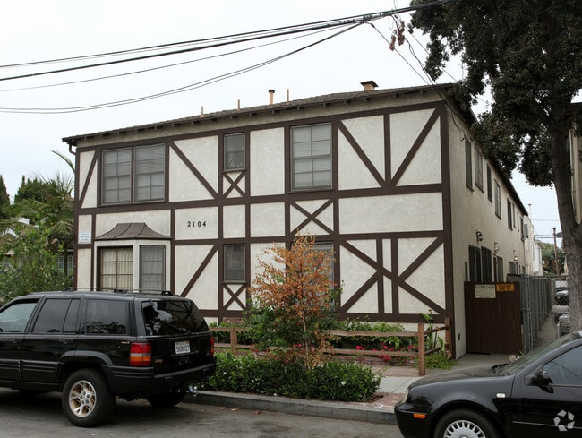 Building Photo - 2104 E Florida St