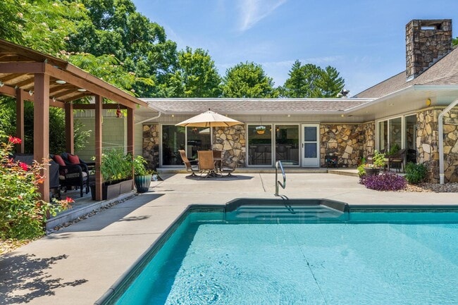 Photo - 615 Springhill Dr NE