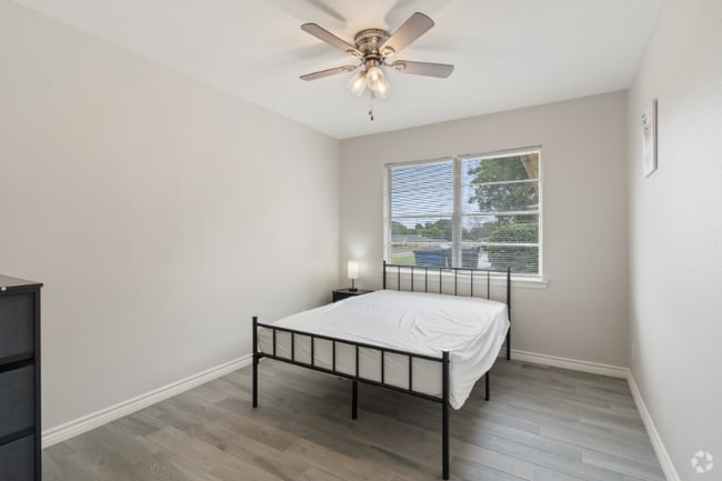 Building Photo - 648 Calcutta Dr Rental