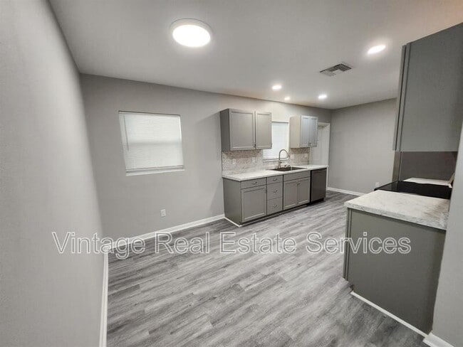 Photo - 304 S Mercury Ave