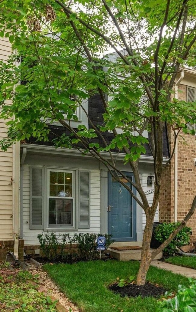 Building Photo - Gorgeous 2BR 2BA 3 level town home fully updated and located in Essex Place