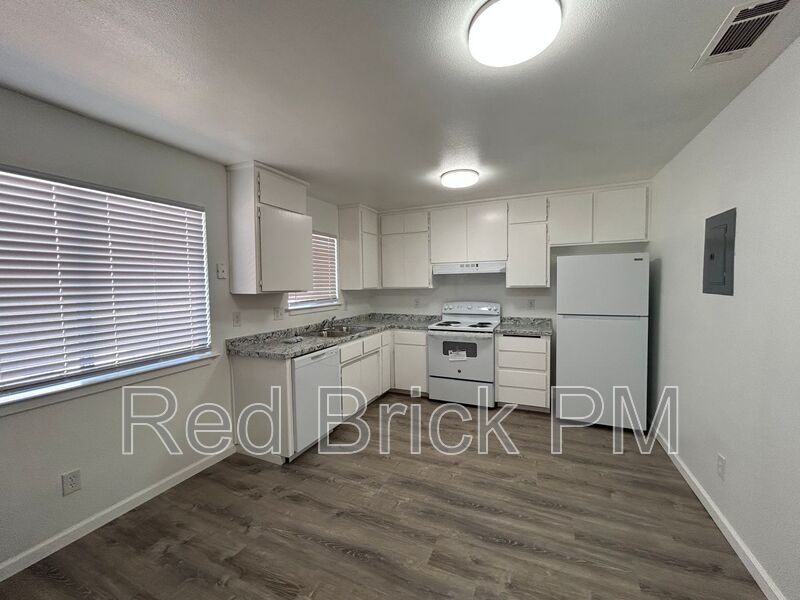 Photo - 105 Kings Ave