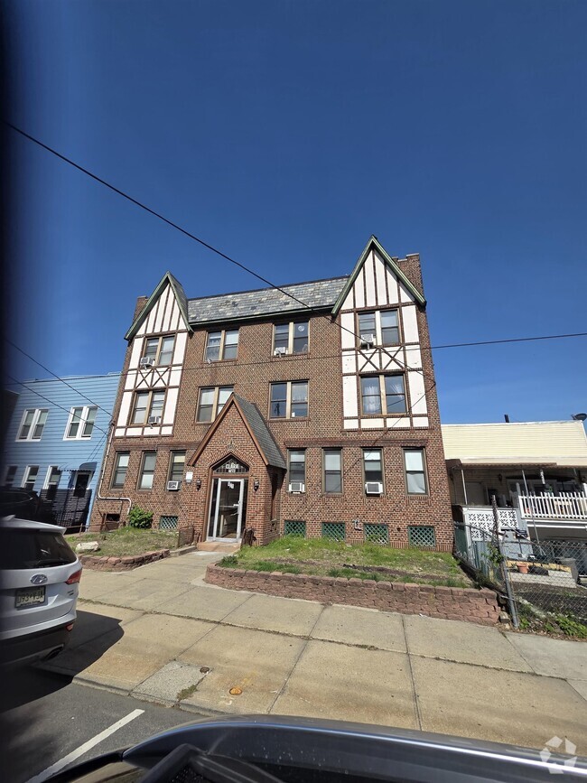 Building Photo - 901 Grand Ave Unit 2B Rental