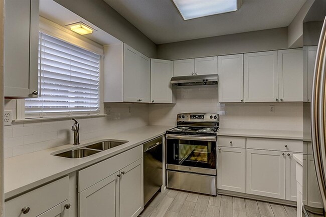 Photo - 1569 Forest Ave