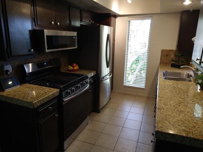 Cocina renovada, electrodomésticos nuevos - 6878 Navajo Rd Unidad 42