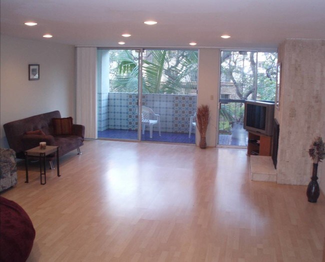 Sala de estar - 321 N Oakhurst Dr Unidad 301