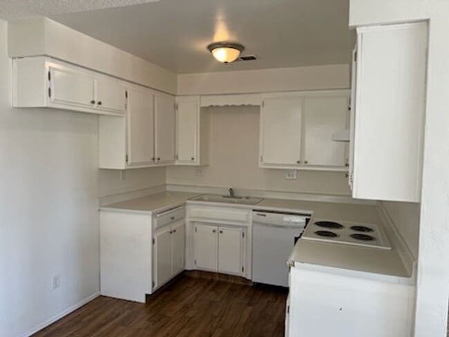 Photo - 6012 Stockdale Hwy Unit 3