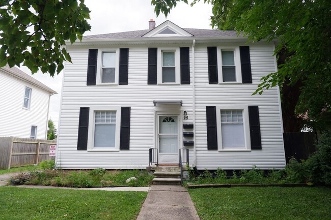 Building Photo - Must see two bedroom Apartment in bustling... Unit 1