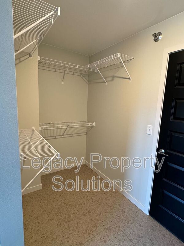 Photo - 202 E Greenfield Ln