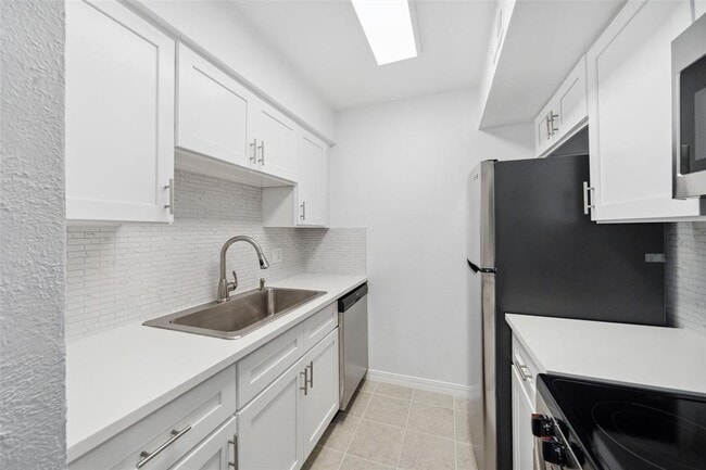 Building Photo - 5001 Lamonte Ln Unit 101 Rental