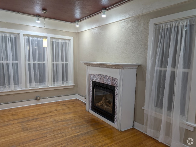 Building Photo - 709 E Lewis St Rental