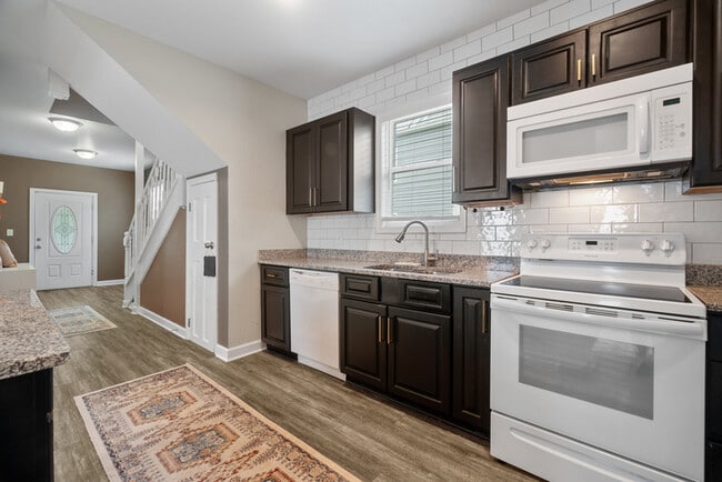 Photo - 846 W 41st St