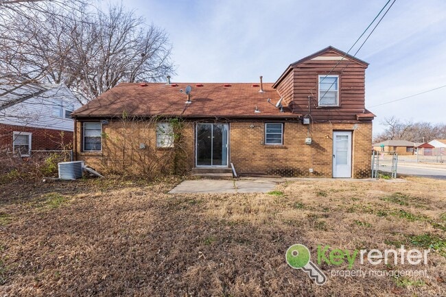 Photo - Cute 3 bedroom house near shopping, restaurants, and WSU