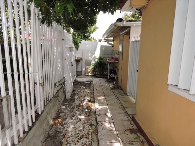 Building Photo - 681 NE 3rd Pl