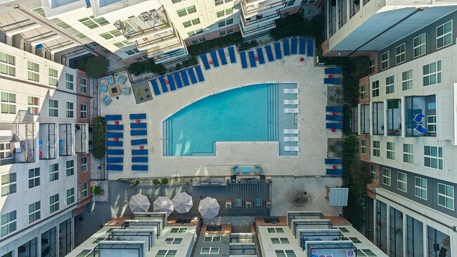 Signature-1505-Apartamentos-Cerca-de-la-Universidad-Estatal-de-NC-Vista-Aérea-Piscina