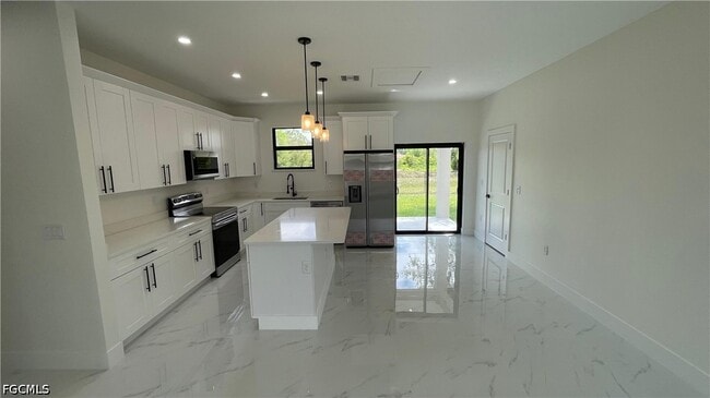 Photo - 528 Raintree St E