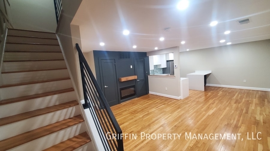 Photo - 2123 Young St SE