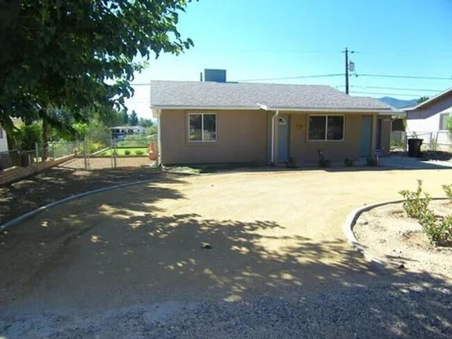 Building Photo - 2 Bedroom Home Contact Property Pros