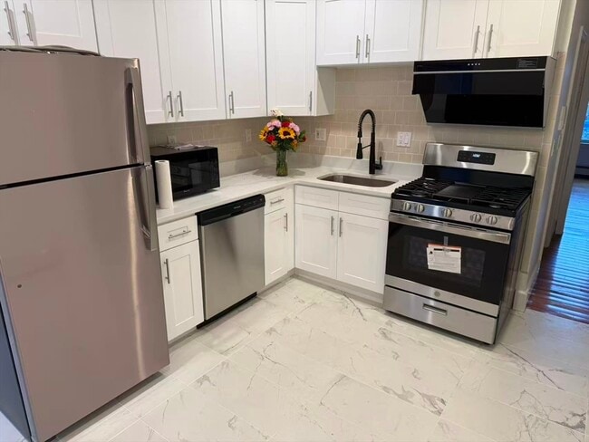 Building Photo - 63 Middle St Unit 2