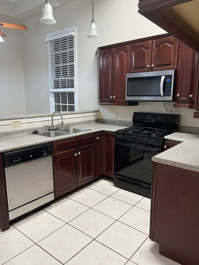 337 Elmira Ave Unidad Charming Duplex Rental
