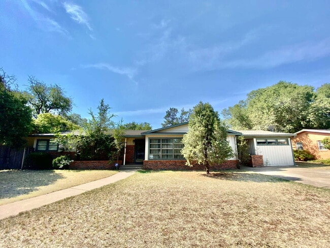 Building Photo - Stunning 4-Bedroom Home with Spacious Bedrooms Available for Summer 2026 Pre-Lease