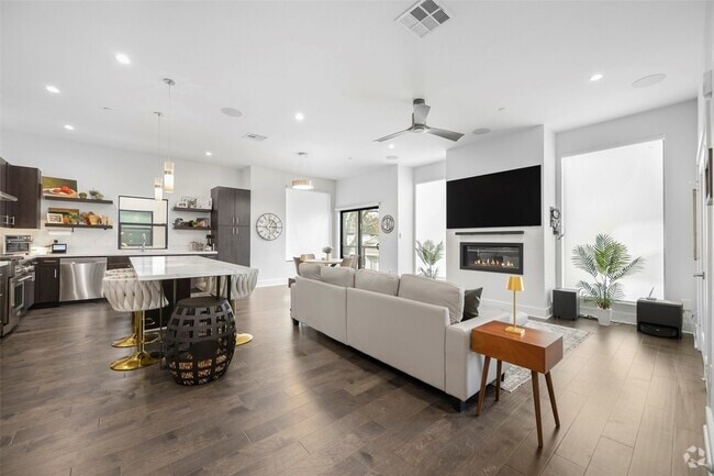 Building Photo - 425 W 9th St Unit 104 Rental
