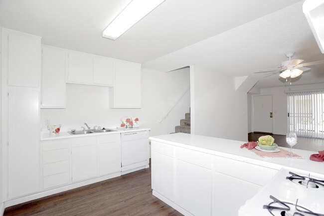 2BR, 2BA - 925 SF