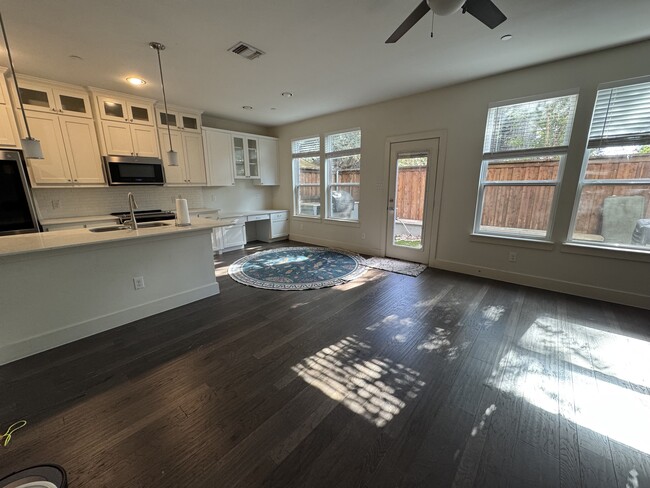 Building Photo - 2129 Lovedale Ave Unit 105