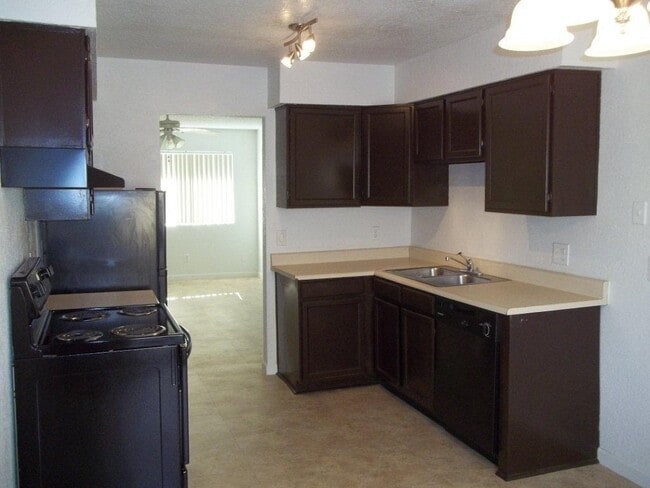 Building Photo - New remodeled 2 bedroom 1 bath unit with private patio and full size washer and dryer hookups!!