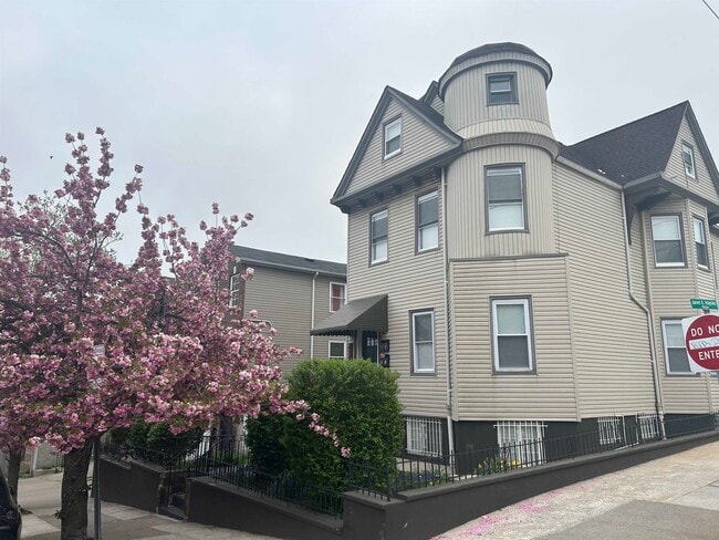 Building Photo - 437 Bramhall Ave Unit 1B