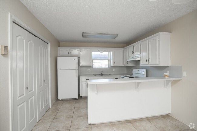 2BR, 1BA - 848SF - Kitchen