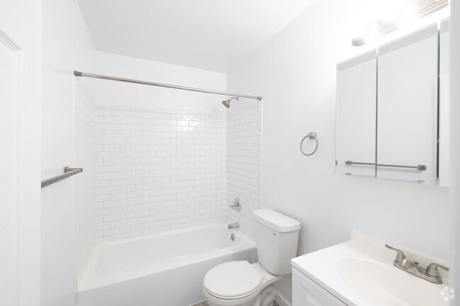 1BR, 1BA 735SF